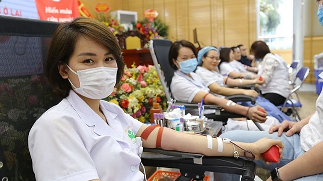 Y, bác sĩ, cán bộ, nhân viên Bệnh viện Phụ sản Hà Nội hiến máu ngày 14-2.