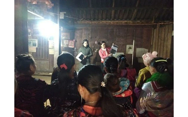 Cán bộ Hội Liên hiệp Phụ nữ huyện Tủa Chùa hướng dẫn người dân xã Mường Đun kiến thức phòng, chống dịch bệnh.