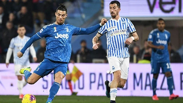 Cristiano Ronaldo (trái) liên tiếp tỏa sáng trong mầu áo Juve dù đã 35 tuổi.