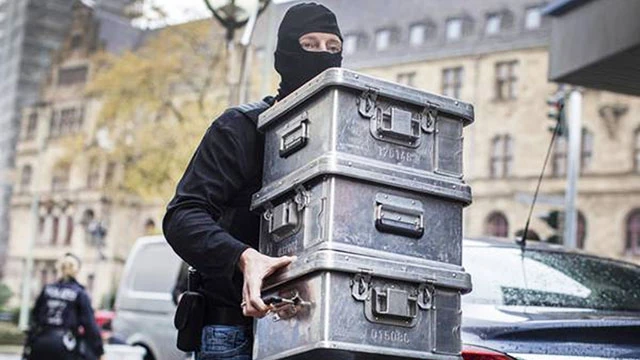 Cảnh sát Đức tịch thu tang chứng trong một vụ án rửa tiền. Ảnh: NUOVA EUROPA