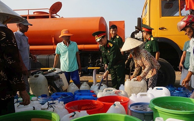 Trước tình hình thiếu nước do hạn mặn, lực lượng vũ trang tỉnh Long An vận chuyển nước từ nhà máy về cấp miễn phí cho người dân. Ảnh: LÊ ÐỨC