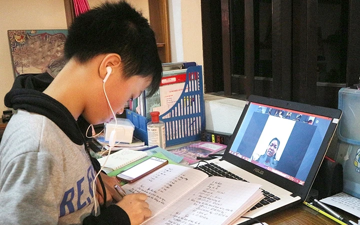 Học sinh Trường tiểu học Thọ Sơn (Việt Trì, Phú Thọ) học trực tuyến trên máy tính. Ảnh: Linh Nguyễn
