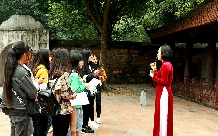 Các em học sinh tham gia trải nghiệm cùng di sản ở Văn Miếu (Hà Nội).