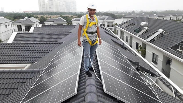 Nhiều hộ gia đình lắp đặt hệ thống điện mặt trời trên mái nhà.