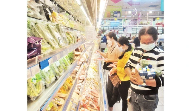 Người tiêu dùng mua hàng hóa tại siêu thị.