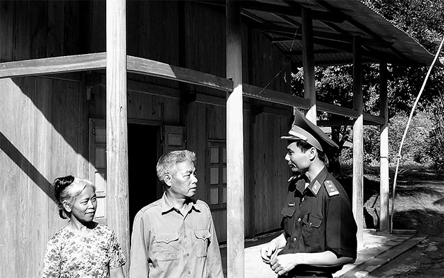 Bộ đội Biên phòng thường xuyên gặp gỡ, lắng nghe người dân xã La Êê, huyện Nam Giang (Quảng Nam).