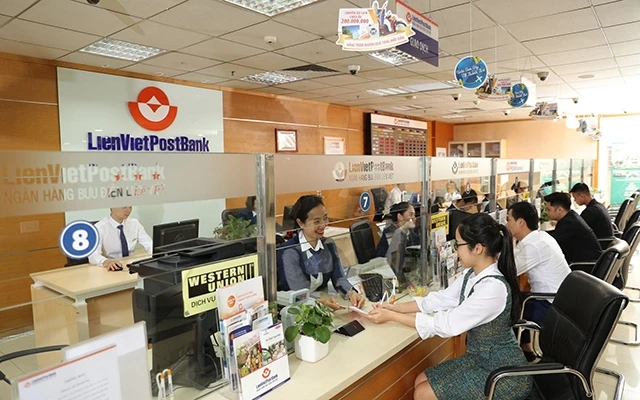 Khách hàng giao dịch tại Ngân hàng Bưu điện Liên Việt (LienViet PostBank).