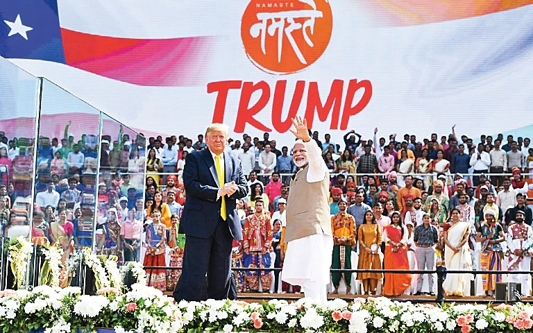 Tổng thống D.Trump và Thủ tướng N.Modi tại sân cricket Motero (Ấn Độ). Ảnh | AFP