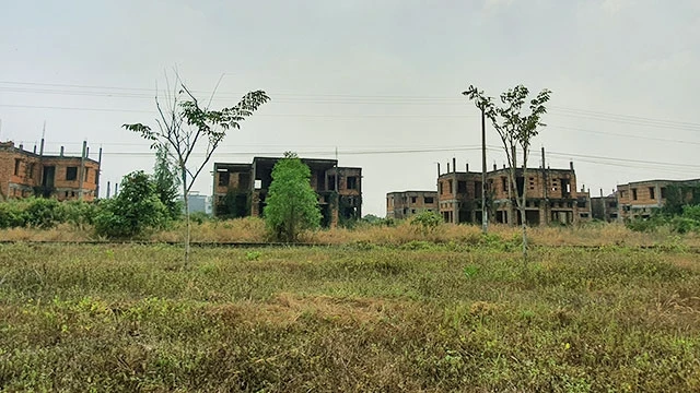 Hàng trăm căn biệt thự xây dựng rồi bỏ hoang tại KĐT ở Nhơn Trạch, tỉnh Đồng Nai.