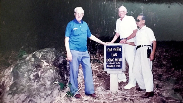 Các cựu thành viên toán “Con nai” trong chuyến thăm lại Tân Trào tháng 10-1995. Ảnh: ĐÀO NGỌC NINH