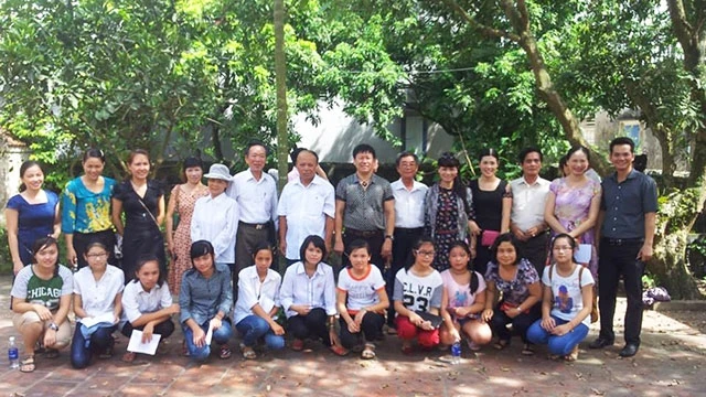 Nhà thơ Phạm Trọng Thanh (thứ sáu, hàng đứng, từ phải sang) - giảng viên tại Trại Sáng tác Văn học Nhà trường do Hội VHNT và Sở GD & ĐT Nam Định tổ chức.