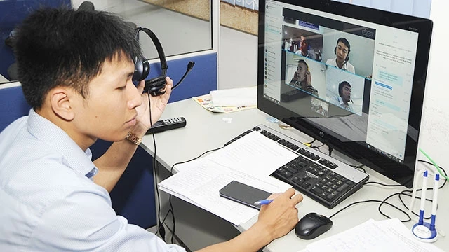 Phỏng vấn ứng viên online tại Trung tâm Dịch vụ việc làm Hà Nội. Ảnh: HẢI NAM