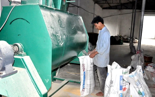  Dây chuyền thức ăn chăn nuôi được sản xuất khép kín tại Hợp tác xã Hoàng Long (Quốc Oai, Hà Nội) bảo đảm an toàn sinh học. Ảnh: TÚ QUỲNH