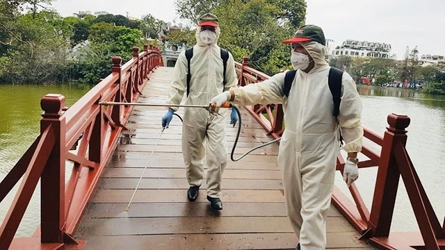 Phun khử khuẩn chống dịch Covid-19 trên cầu Thê Húc, Hà Nội. Nguồn: nhandan.com.vn