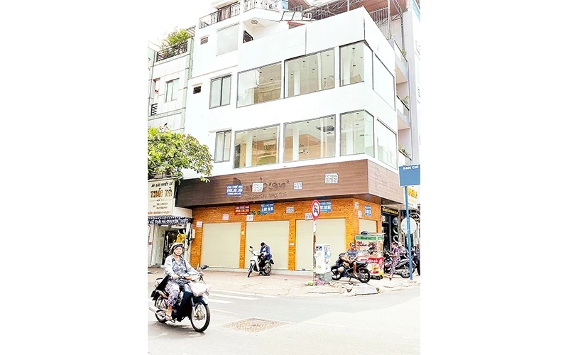 Do ảnh hưởng của dịch Covid-19, hầu hết cửa hàng tại TP Hồ Chí Minh đều trả lại mặt bằng, do kinh doanh không hiệu quả. Trong ảnh: Một điểm kinh doanh ăn uống, giải khát tại phường 2, quận 3 đã đóng cửa gần hai tuần nay.