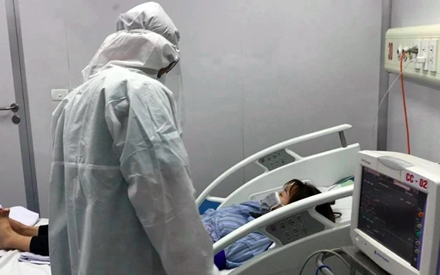  Thăm, khám người bệnh Covid-19 tại Bệnh viện Bệnh nhiệt đới T.Ư cơ sở 2.