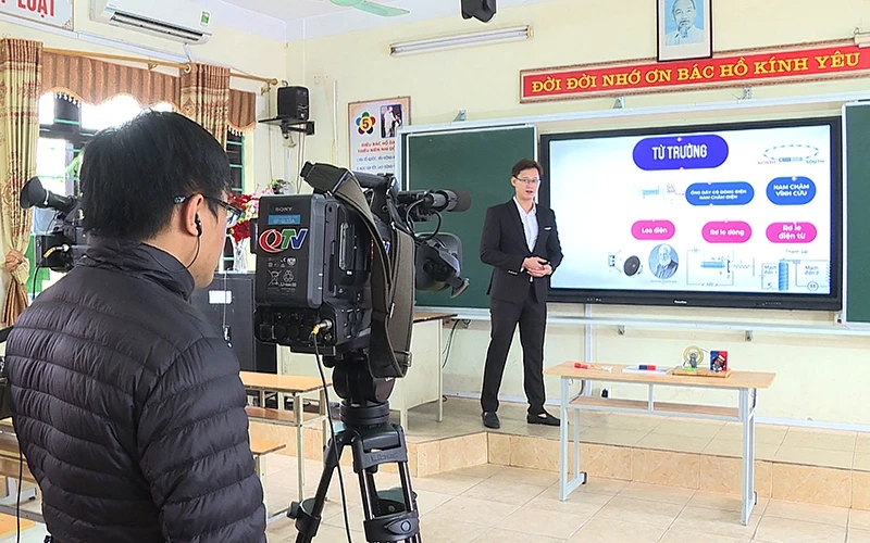 Trung tâm Truyền thông tỉnh Quảng Ninh phối hợp Sở GD và ÐT tổ chức ghi hình hướng dẫn học sinh ôn tập kiến thức phát trên các hạ tầng truyền thông. Ảnh: THÁI BÌNH