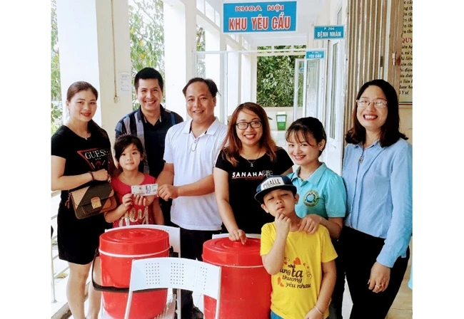 Các thành viên CLB “Sống để yêu thương” tặng quà và phát cháo từ thiện tại Bệnh viện đa khoa huyện Tiên Lãng, TP Hải Phòng.