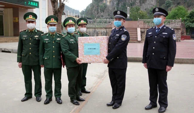 Đồn Biên phòng Tân Thanh (Bộ đội Biên phòng tỉnh Lạng Sơn) trao tặng 2.000 khẩu trang y tế cho Đại đội quản lý Biên cảnh Bằng Tường (Quảng Tây, Trung Quốc).