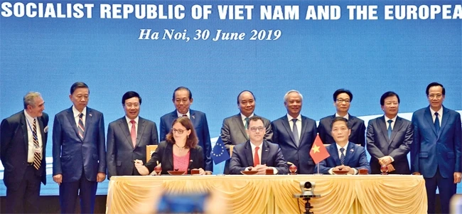 Lễ ký kết Hiệp định thương mại tự do EVFTA và Hiệp định bảo hộ đầu tư EVIPA giữa Việt Nam và liên minh châu Âu. Ảnh | NHẬT BẮC