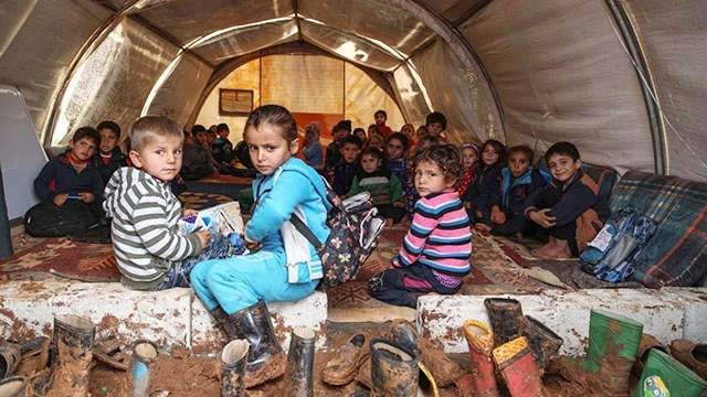 Lớp học của trẻ em Syria trong trại tị nạn ở Idlib. Ảnh: AFP
