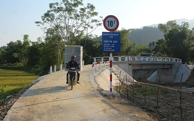 Cầu Tà Cáp nối thôn Nà Chuông với thôn Cao Lộc, xã Lục Bình (huyện Bạch Thông) đã khắc phục tình trạng ngăn cách vào mùa mưa.