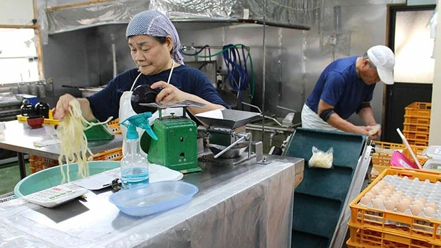 Vợ chồng ông Youichi đang sản xuất sợi mì udon. Ảnh: BBC