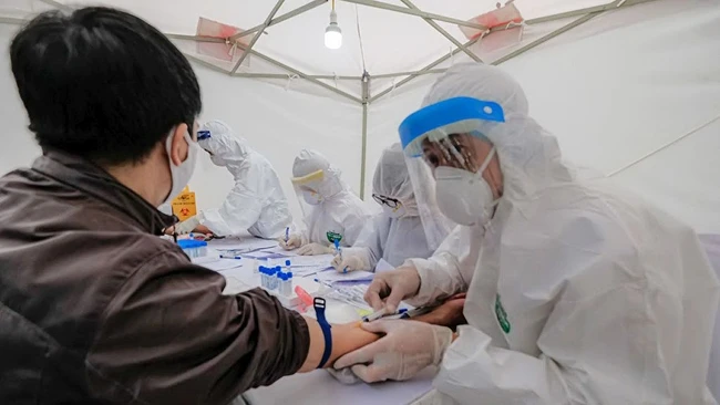 TP Hà Nội lập các trạm test nhanh Covid-19 tại một số phường chung quanh Bệnh viện Bạch Mai. Ảnh: Nam Trần