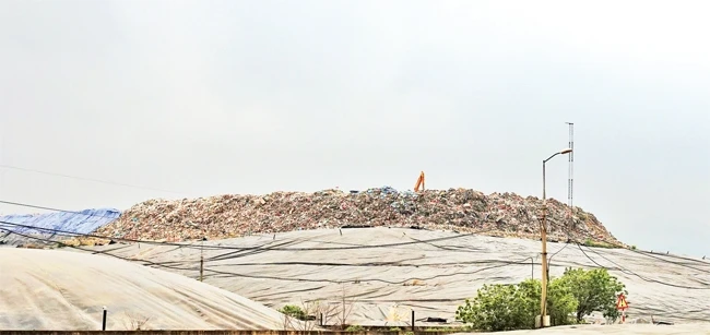 Khu liên hợp xử lý chất thải Nam Sơn (Sóc Sơn, Hà Nội) chưa đáp ứng yêu cầu khi khối lượng rác ngày càng lớn.