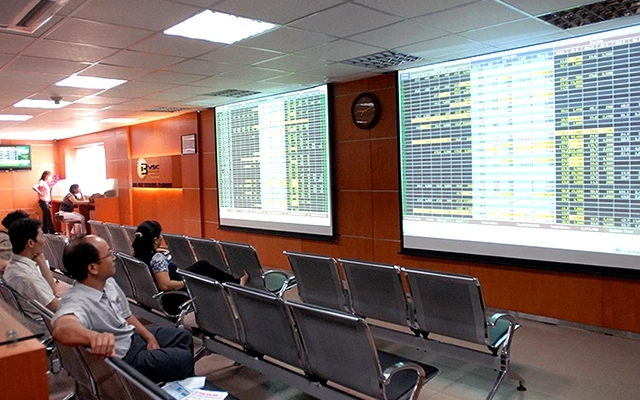 Nhà đầu tư theo dõi bảng giao dịch tại Sàn giao dịch chứng khoán Bảo Việt (VBSC). Ảnh: Phạm hưng