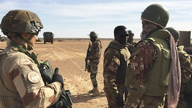 Lực lượng đặc nhiệm Takuba phối hợp lực lượng vũ trang địa phương chống khủng bố. Ảnh: SPUTNIK FRANCE