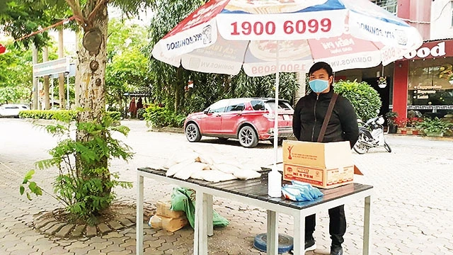 Điểm phát thực phẩm miễn phí trên tuyến đường Lê Văn Lương (quận Thanh Xuân, Hà Nội).