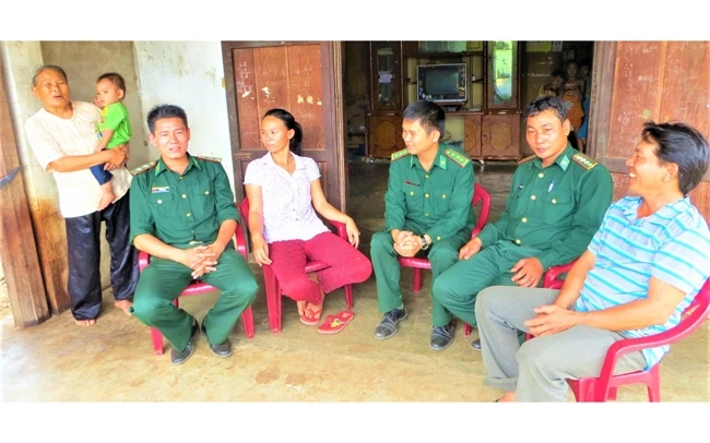 Cán bộ, chiến sĩ Bộ đội Biên phòng tỉnh Đắk Lắk tuyên truyền, phổ biến, giáo dục pháp luật cho người dân ở vùng biên giới huyện Ea Súp.