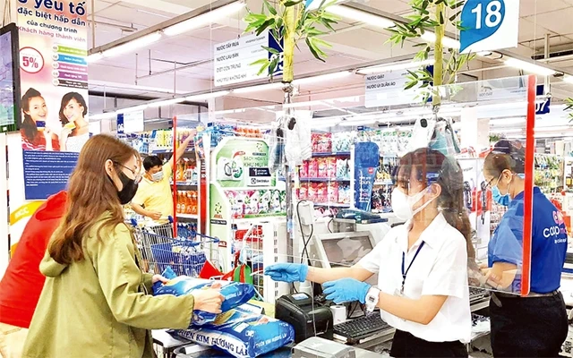 Người tiêu dùng mua hàng hóa tại CoopMart Cống Quỳnh (quận 1).