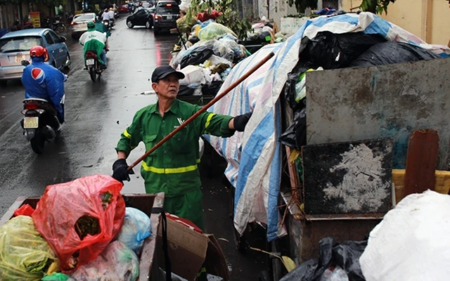 Công suất các khu xử lý rác hiện nay chưa đáp ứng để thu gom và xử lý triệt để rác thải trên địa bàn thành phố.