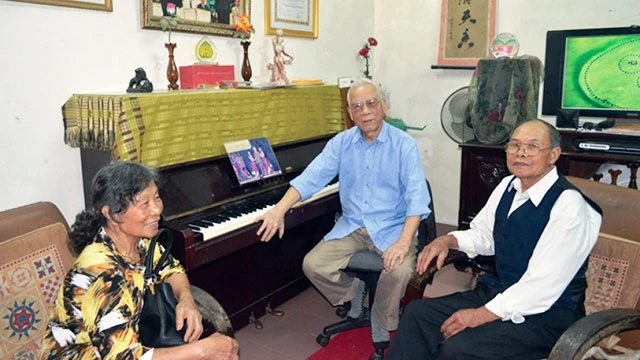 Nhạc sĩ Đinh Quang Hợp (giữa).