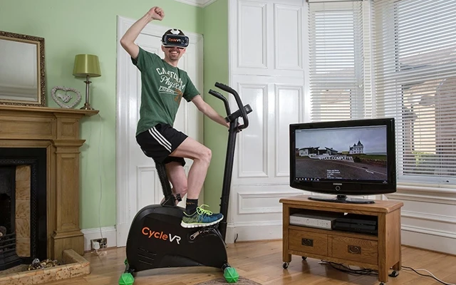 Aaron Puzey trải nghiệm đạp xe thực tế ảo tại nhà.