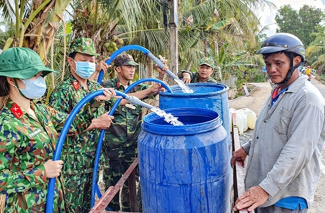 Lực lượng vũ trang tỉnh Tiền Giang vận chuyển, cung cấp nước ngọt cho người dân xã Mỹ Long, huyện Cai Lậy. Ảnh: HỒNG ĐĂNG