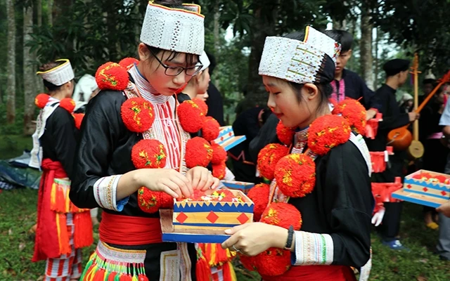 Thiếu nữ dân tộc Dao trong trang phục truyền thống của dân tộc.