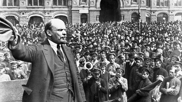 Lãnh tụ Vladimir Lenin diễn thuyết trước đông đảo quần chúng nhân dân Nga. Ảnh: tư liệu