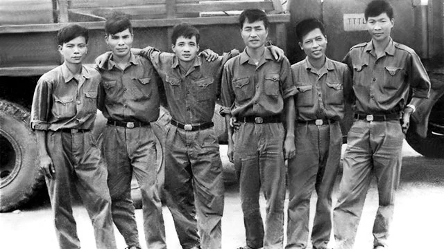 Từ phải sang: Tác giả, Tiểu đoàn trưởng Vương Căn và anh em đơn vị. Ảnh chụp năm 1975 ở TP Hồ Chí Minh.