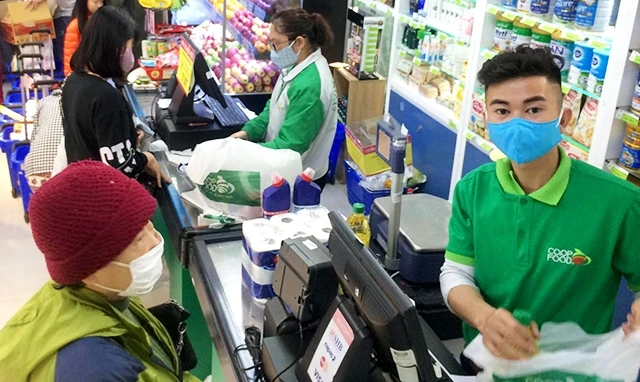 Người dân chọn mua lương thực, thực phẩm tại siêu thị Co.op Food, quận Hoàng Mai (Hà Nội). Ảnh: NGUYỄN ĐĂNG