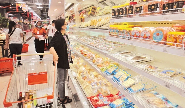 Ngành chế biến lương thực, thực phẩm TP Hồ Chí Minh còn nhiều dư địa để bứt phá. Trong ảnh: Người tiêu dùng đang mua thực phẩm tại một siêu thị. 