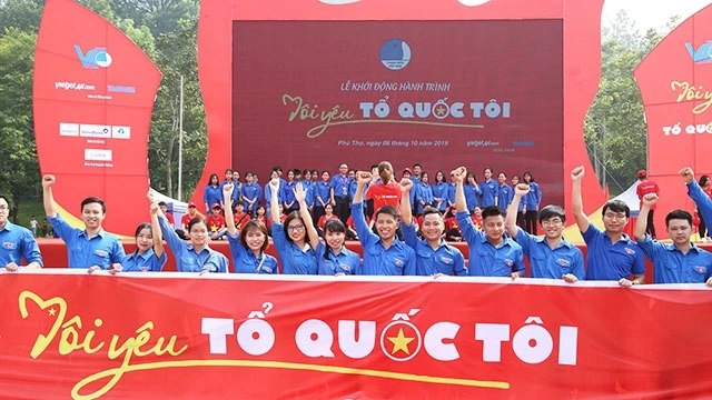 Đoàn viên thanh niên tỉnh Phú Thọ hăng hái tại Lễ khởi động Hành trình "Tôi yêu Tổ quốc tôi" năm 2019.