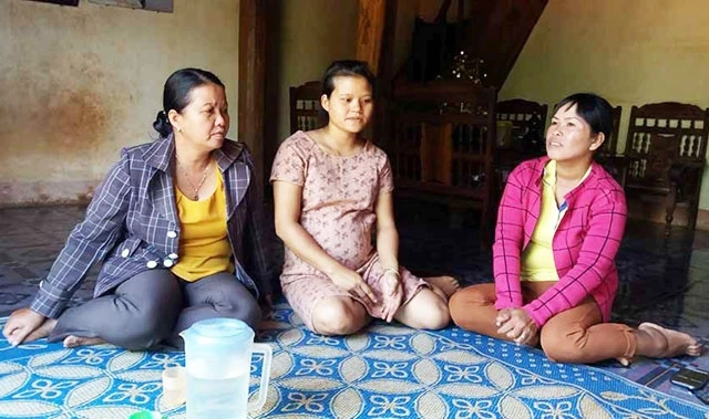 Cô đỡ Alui (ngoài cùng bên phải) trao đổi về cách chăm sóc sức khỏe với phụ nữ trong độ tuổi sinh sản ở xã Ia Ka, huyện Chư Păh.