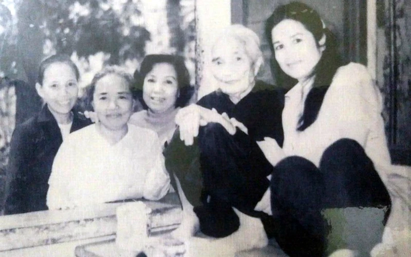 NSND Trà Giang (bìa phải) bên nguyên mẫu nhân vật bà mẹ trong phim Huyền thoại về người mẹ.