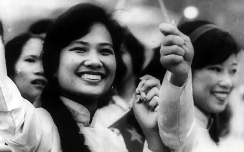 Người dân vui mừng chào đón các chiến sĩ quân giải phóng tiến vào Sài Gòn. (Cảnh trong phim Việt Nam thời đại Hồ Chí Minh - Biên niên sử truyền hình).