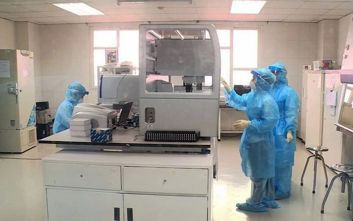 Thực hiện xét nghiệm SARS-CoV-2 bằng kỹ thuật Realtime PCR. Ảnh: Thúy Anh
