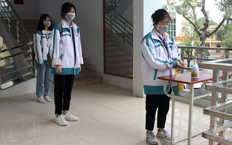 Học sinh Trường THPT chuyên Lương Văn Tụy (TP Ninh Bình, tỉnh Ninh Bình) rửa tay sát khuẩn trước khi vào lớp học. Ảnh: Thùy Dung