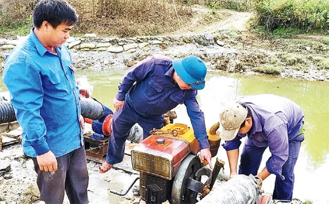 Bơm nước chống hạn tại xã Thanh Lương, huyện Điện Biên, tỉnh Điện Biên.